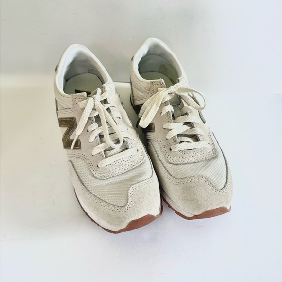 New Balance 620 Gold Metallic Sneakers Suede Size 7 - Picture 2 of 7